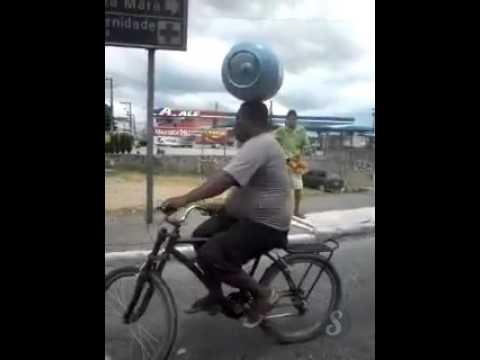 Мужик перевозит газовый баллон на голове | Man holds bike in balance with a gas cylinder on his head Мужик перевозит газовый баллон на голове | Man holds bike in balance with a gas cylinder on his head