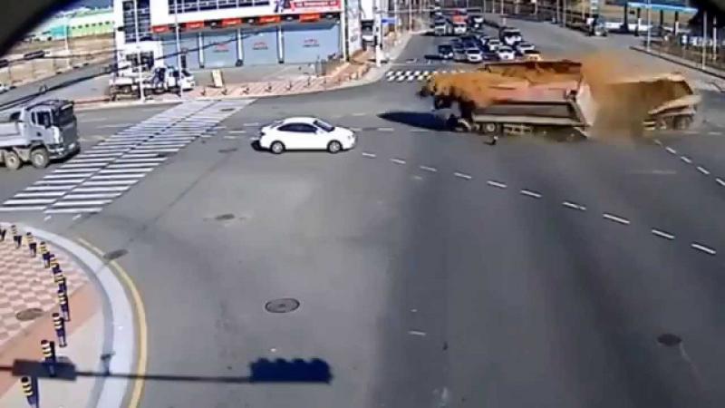 Столкновение двух самосвалов Столкновение двух самосвалов