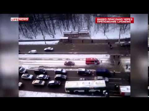 Женщина сбила шесть человек на остановке в Москве Женщина сбила шесть человек на остановке в Москве