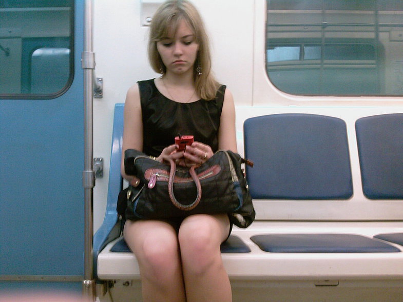 В поезде метро девушке заглянули под платье