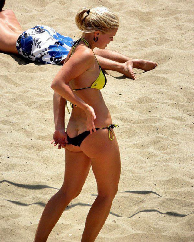Sneaking On The Beach Amateur Piss 1