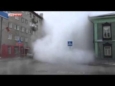 Фонтан горячей воды забил в Тюмени выше 9 этажа Фонтан горячей воды забил в Тюмени выше 9 этажа