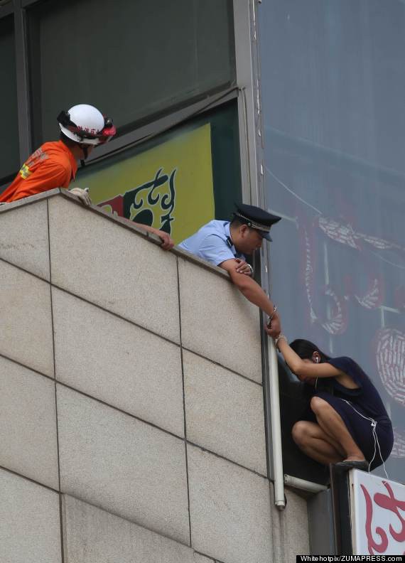 А этот полицейский из Китая приковал себя наручниками к человеку, находящемуся на грани доброты пост, полиция