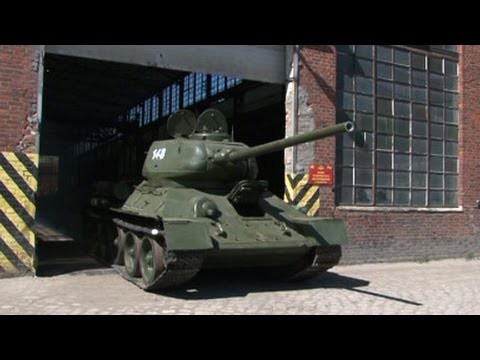 Ветеран сел за рычаги восстановленного Т-34 Ветеран сел за рычаги восстановленного Т-34