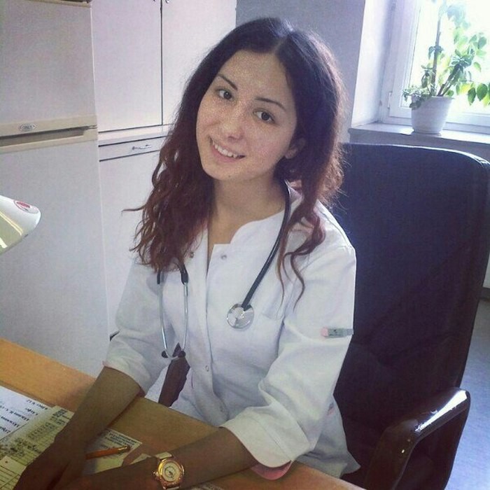 Смотреть онлайн Студентка Марина пришла к симпатичному доктору за справкой бесплатно