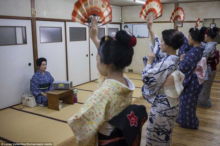 Окасан ("мама" по-японски) обучает женщин традиционному танцу гейша, история, люди, япония