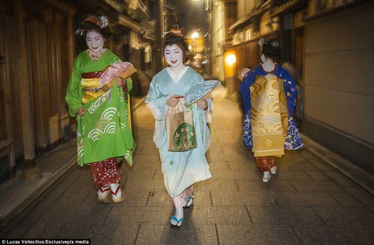Гейши в традиционных костюмах идут в чайный дом в районе Гион гейша, история, люди, япония