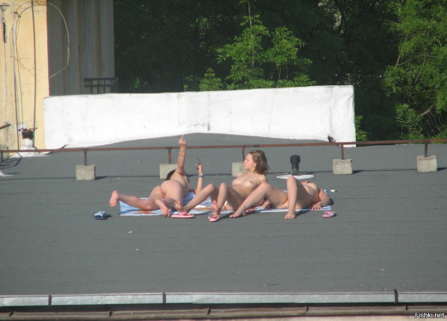 Голые девушки на крышах фото