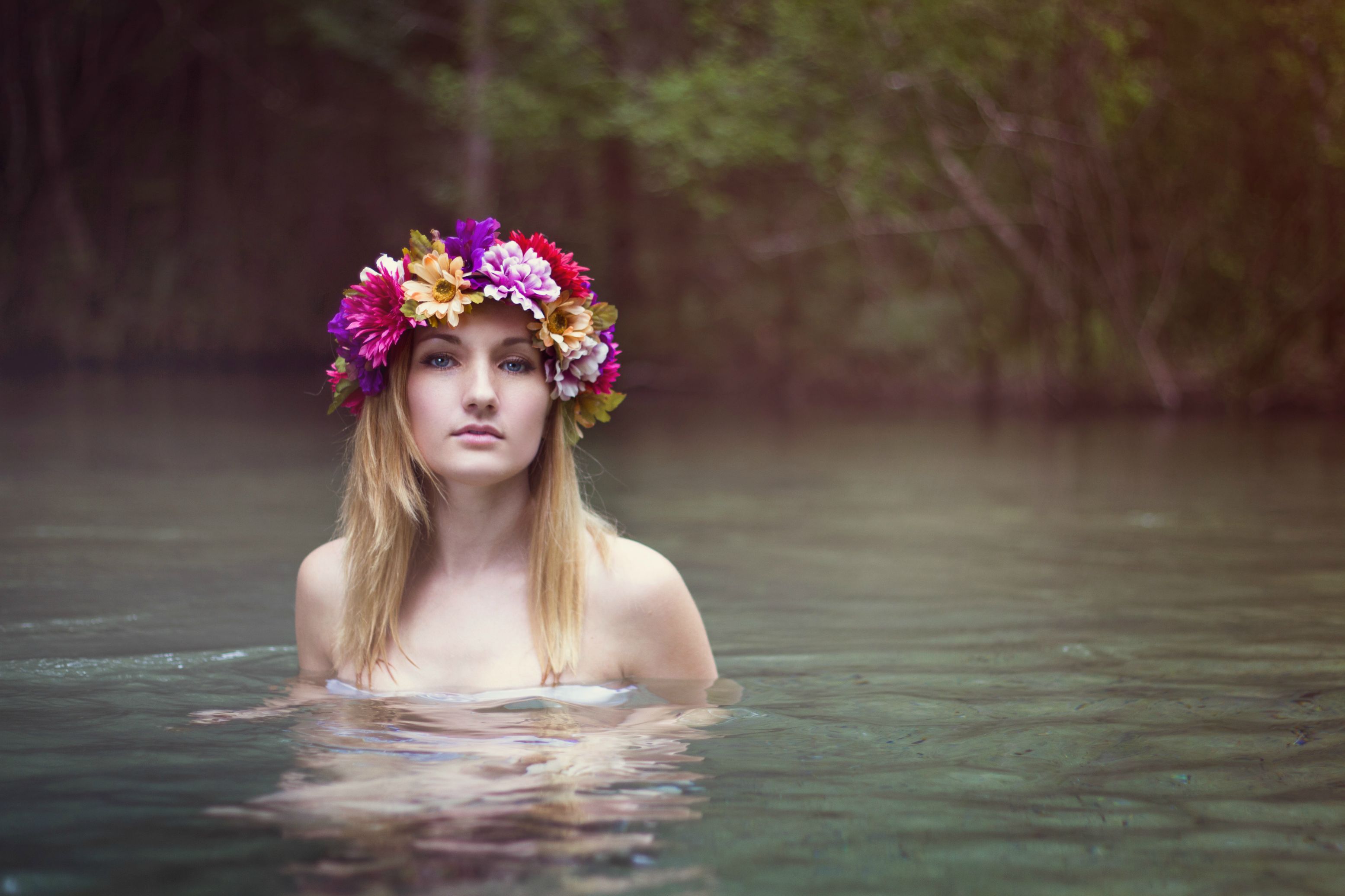 Красивая девушка собралась искупаться в озере