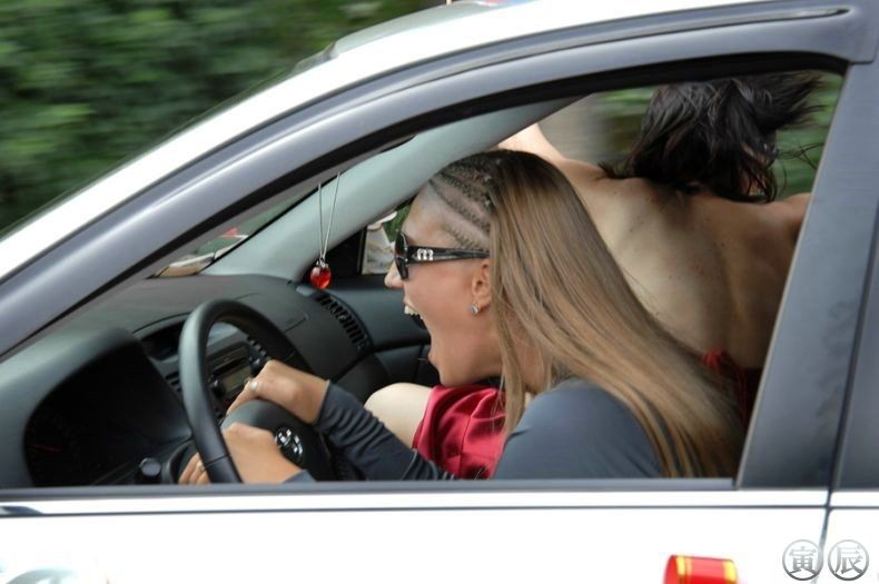 Инструктор по вождению трахает красотку пообещав халявные права