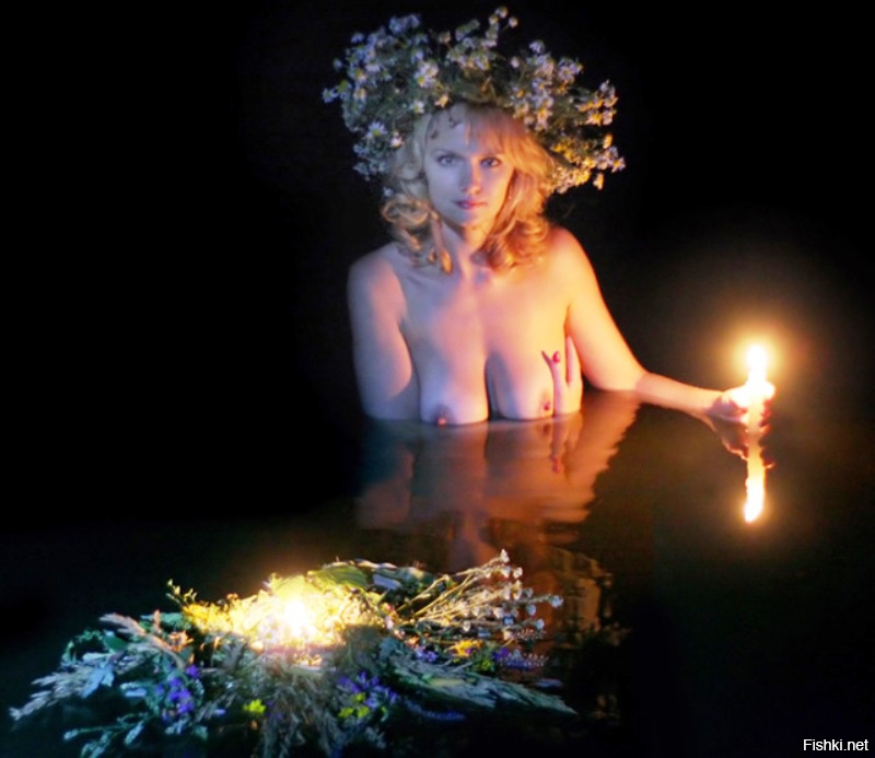 Обнажённые тёлочки празднуют Ивана Купала на лесной поляне - порно фото