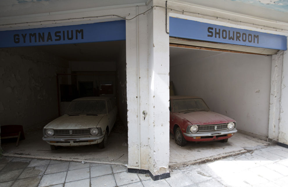 Заброшенный автосалон японских автомобилей на Кипре автосалон, дилер, заброшенные автомобили, кипр
