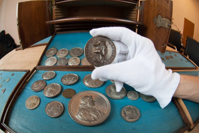 Редкие монеты из немецкой библиотеки драгоценности, клад, сокровища