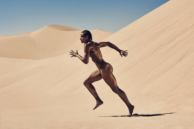 Chantae Mcmillan sportive nue tatouée et bronzée court dans le désert