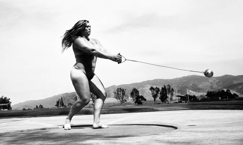 Amanda Bingson femme sportive nue lance le marteau photo noir et blanc