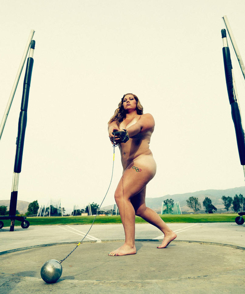 Amanda Bingson femme sportive athlète nue lance le marteau