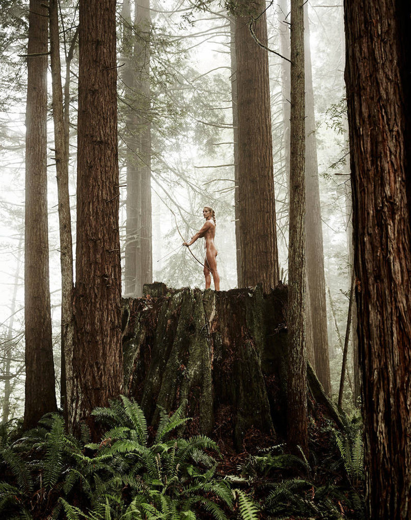 femme sportive nue dans la forêt