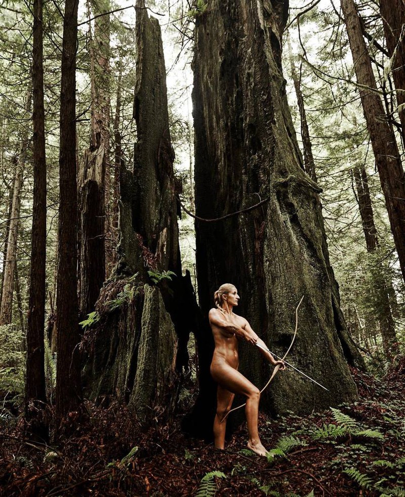 femme sportive nue dans le bois