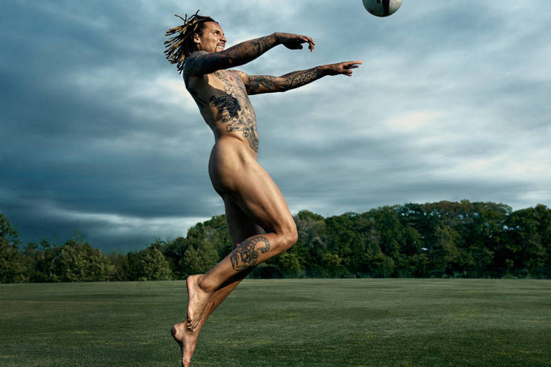 Jermaine Jones footballeur nu en mouvement