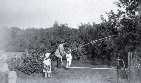 Александр III с детьми поливает деревья в саду. Конец 1880-х гг история, факты