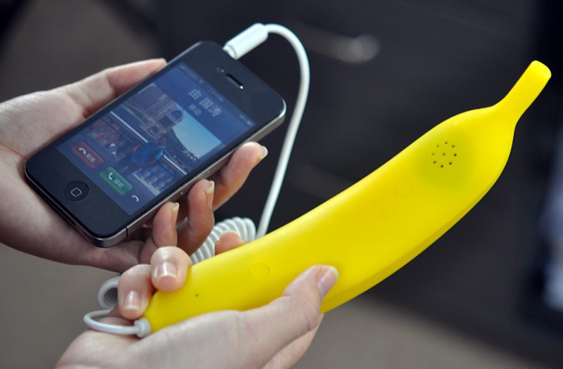 1. Трубка для мобильного телефона в виде банана — 1070 руб. магазины, товары