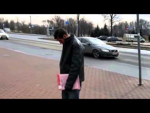 Пьяный мужик уснул стоя Пьяный мужик уснул стоя