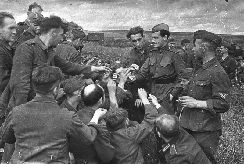 3. Советский солдат делится сигаретами с немецкими военнопленными. Вторая мировая, 1943 год. история, фото