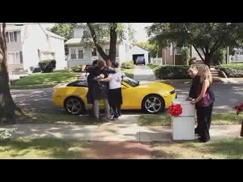 Очень забавный скетч про подарок Chevrolet Camaro. Очень забавный скетч про подарок Chevrolet Camaro.