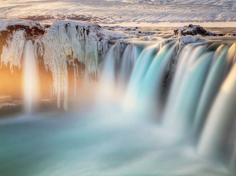 Годафосс — один из самых известных водопадов Исландии, находящийся на севере острова. national geographiс, животные, люди