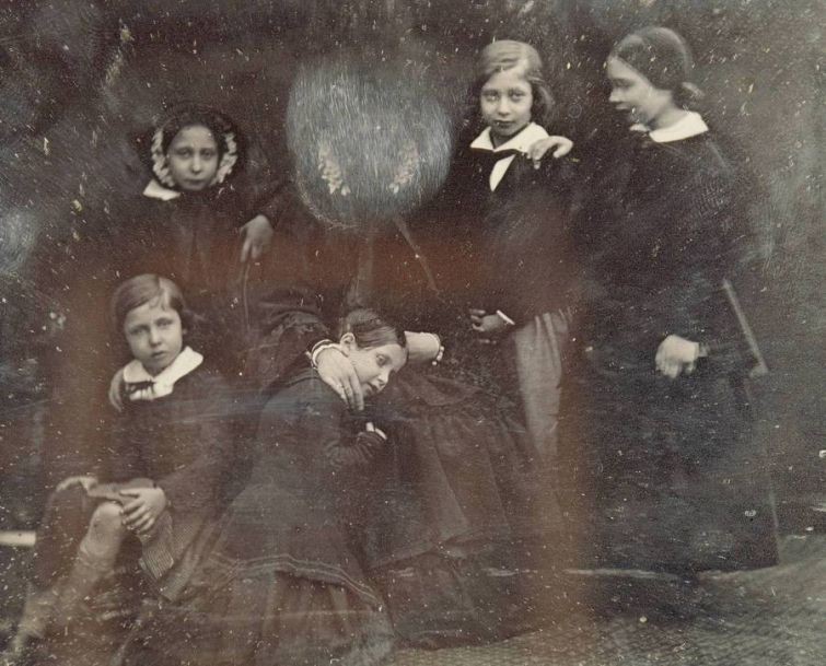 Королева Виктория с детьми, 1852 г. Королева лично стерла с фотокарточки своё лицо – ей не понравилось, как она получилась знаменитости, история, редкие кадры, фото