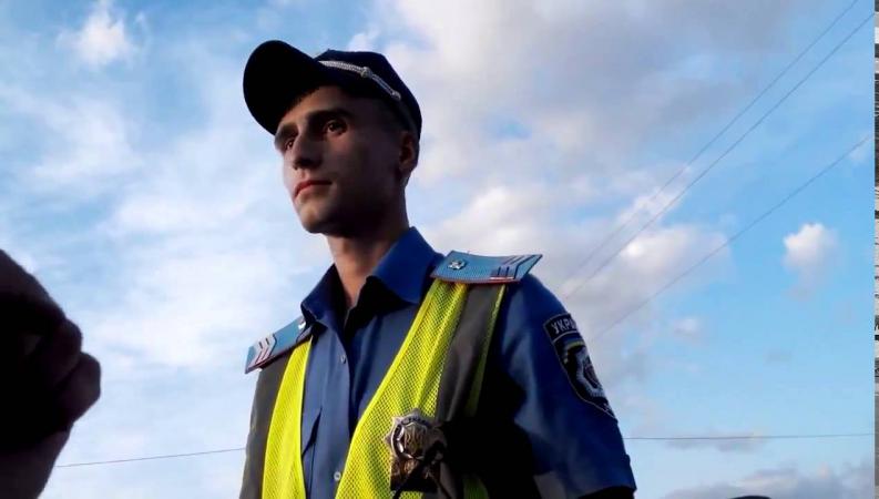 Дяденька Байкер не слишком вежлив с гаером Дяденька Байкер не слишком вежлив с гаером