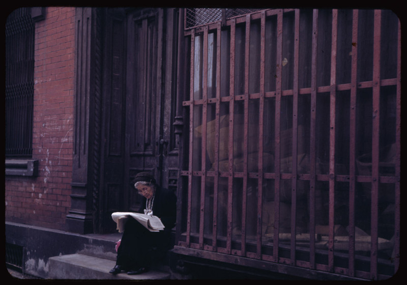 20. Пожилая женщина читает газету на крыльце, нижний Ист-Сайд. 4 октября 1942 года. история, нью-йорк, фото