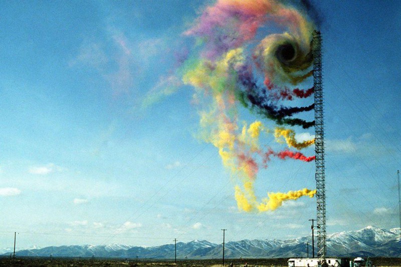 Ученые изучают направление и интенсивность воздушных потоков с помощью цветного дыма. без фотошопа, фото