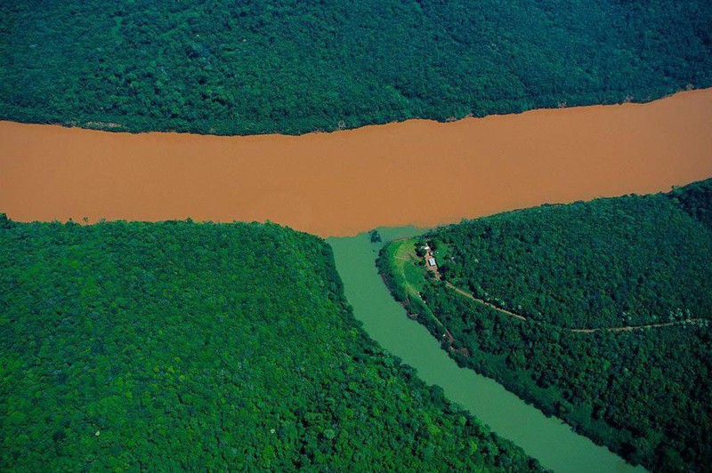 Место слияния реки Уругвай и ее притока в провинции Мисьонес, Аргентина. Одна из них очищается для нужд сельского хозяйства, другая в сезон дождей становится почти красной от глины. без фотошопа, фото