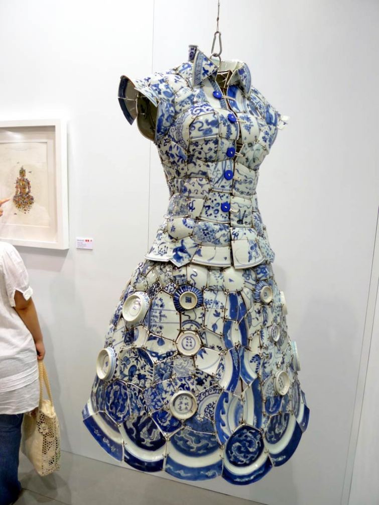 Хрупкая мода: платья и костюмы, сшитые из китайского фарфора платье, посуда, фарфор