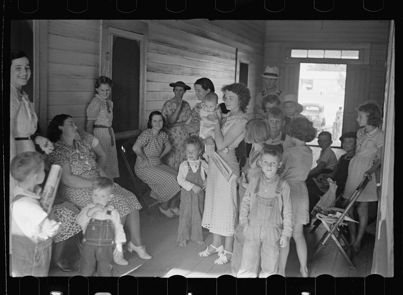 17. Женщины и дети в очереди к врачу, который приезжает в их городок раз в неделю. Джорджия. Май 1938 года. америка, великая депрессия, кризис