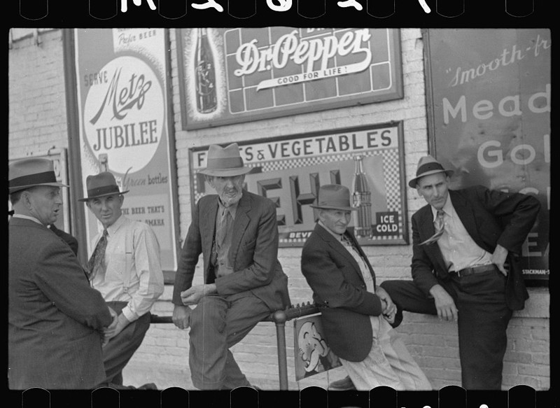 20. Субботним днём возле магазина. Линкольн, штат Небраска. Октябрь 1938 года. америка, великая депрессия, кризис