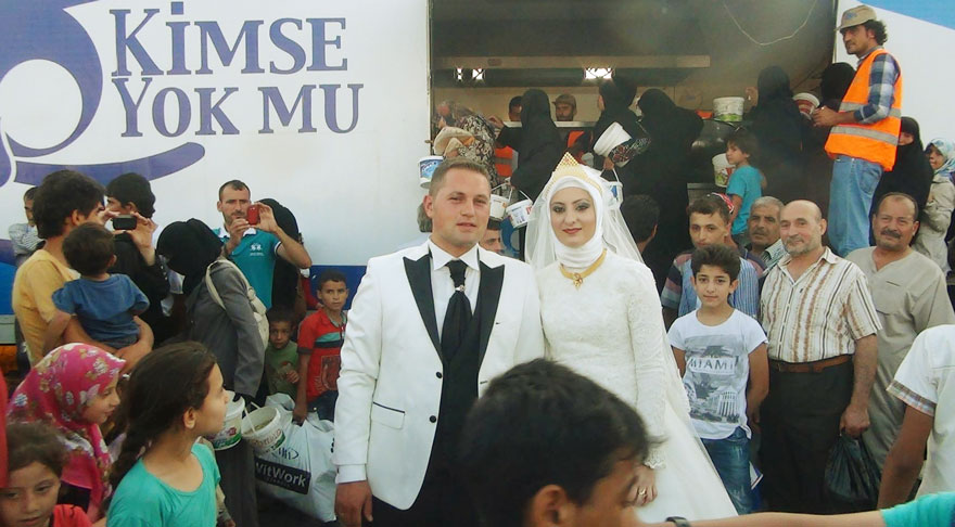 Вместо свадебного торжества жених и невеста накормили 4000 голодных беженцев 