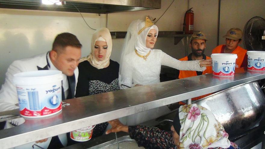 Вместо свадебного торжества жених и невеста накормили 4000 голодных беженцев 