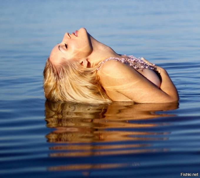 Блондинка с хорошими сиськами проводит день у воды