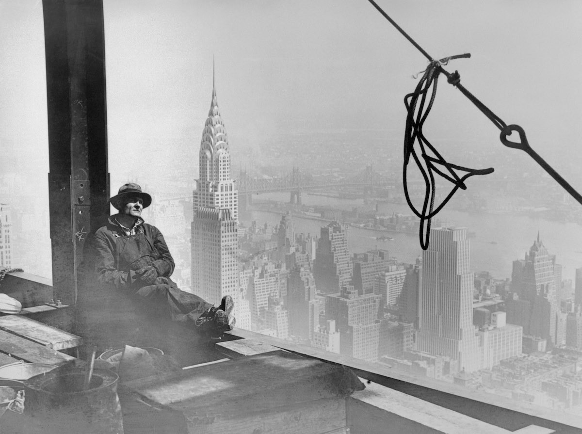 8. Минутка отдыха. На заднем плане уже достроенный Chrysler Building. Сентябрь 1930 года. история, небоскрёбы, фото