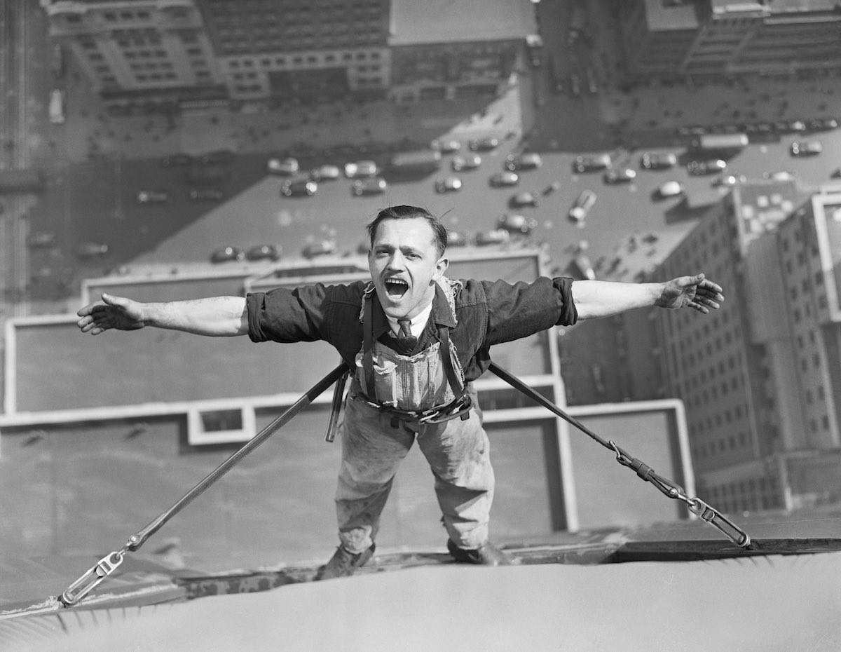 9. Один из бесстрашных мойщиков окон Empire State Building. Март 1936 года. история, небоскрёбы, фото