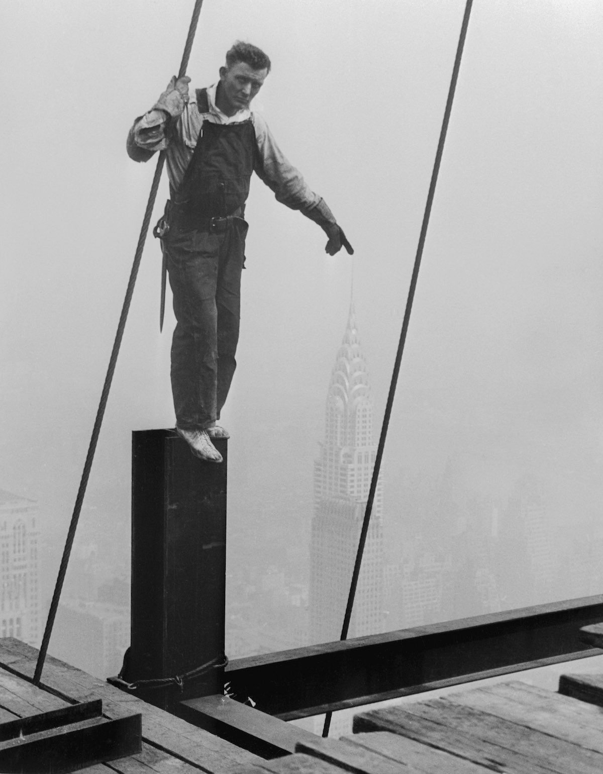 12. Интересный кадр: рабочий как-будто касается шпиля Chrysler Building. Сентябрь 1930 года. история, небоскрёбы, фото