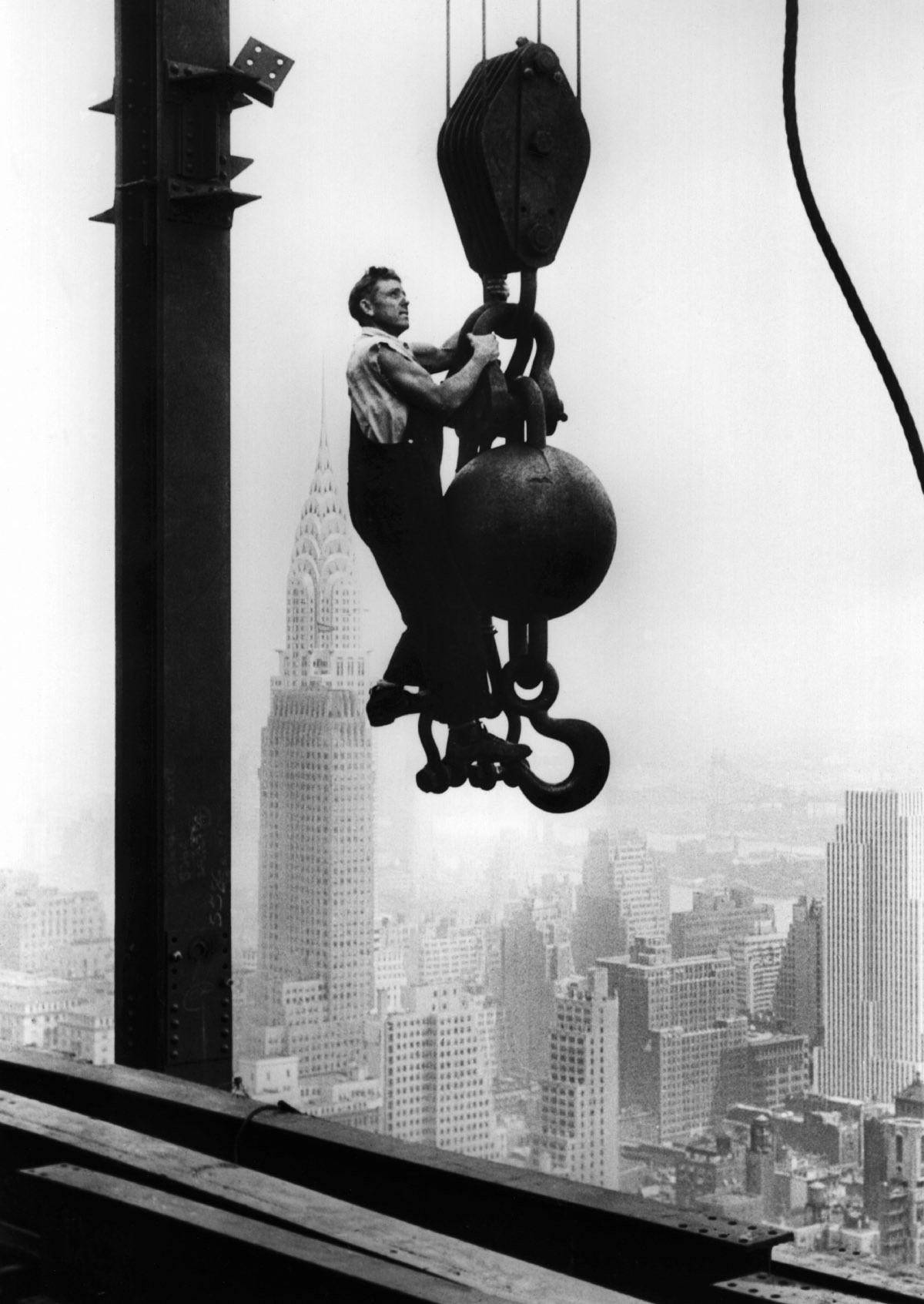 13. Строитель висит на крюке промышленного крана. Строительство Empire State Building. Октябрь 1930 года. история, небоскрёбы, фото