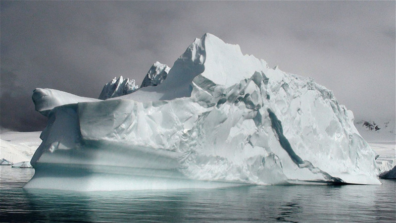 12. Средняя толщина льда составляет около 1,6 км. антарктида, факты