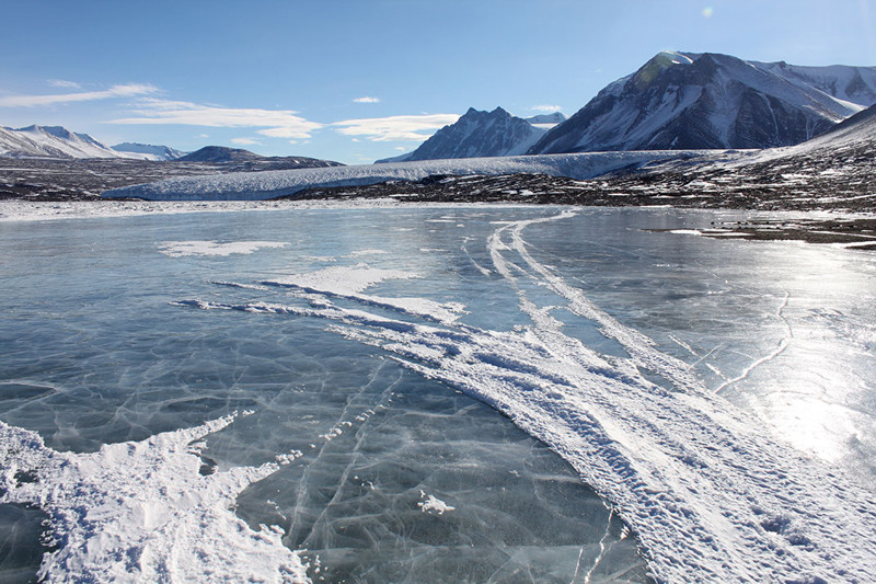 13. В Антарктиде есть озера, которые никогда не замерзают из-за тепла, исходящего из недр Земли. антарктида, факты