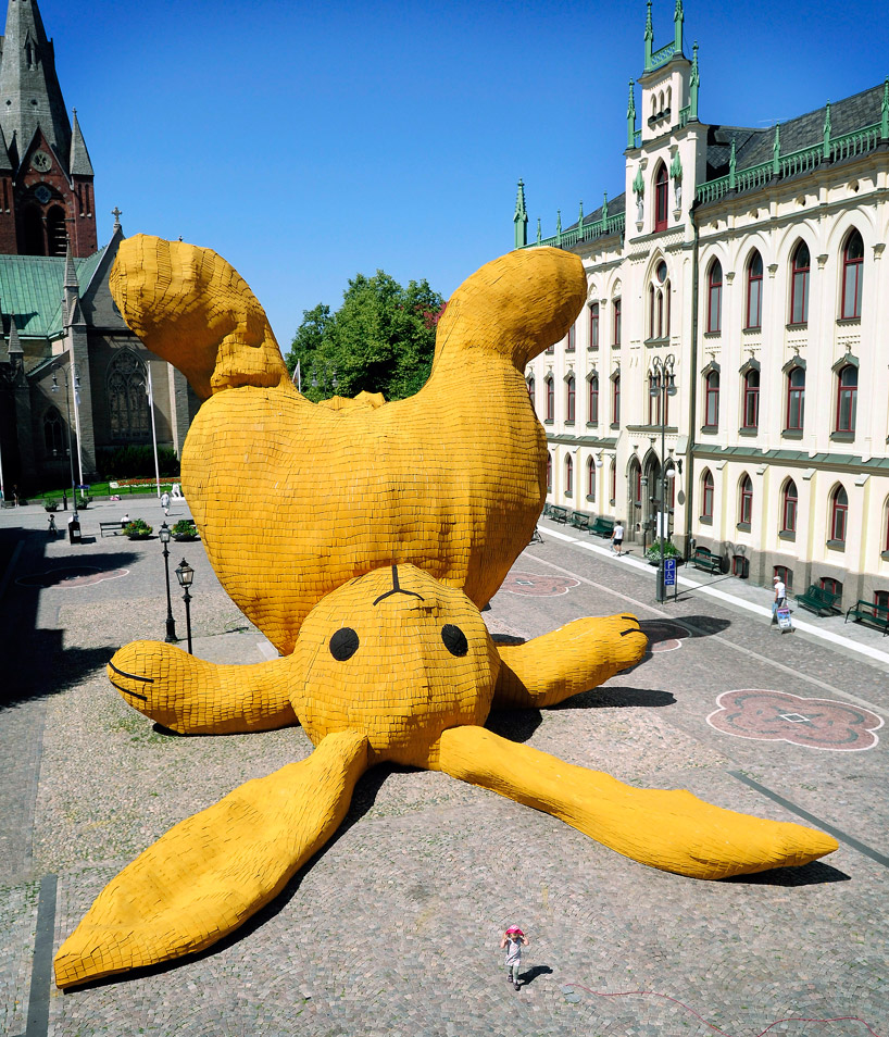 Гигантский желтый кролик, сильно напоминающий знаменитого покемона Пикачу, на одной из площади шведского Оребро животные, кадр, люди, фото, фотоподборка