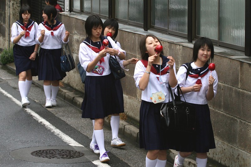 http://cdn.fishki.net/upload/post/201508/26/1641829/tn/japanese_schoolgirls_walking_and_eating.jpg