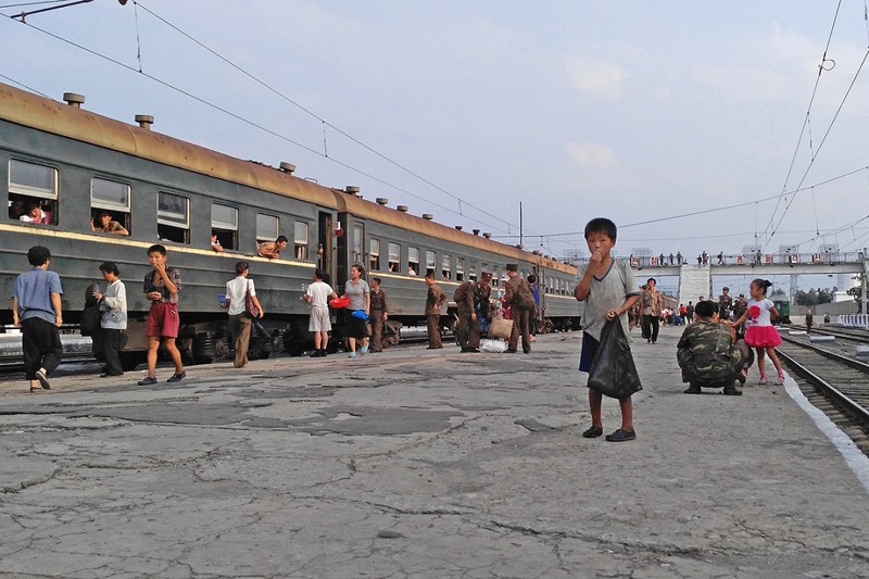 Маленький мальчик просит еды на платформе железнодорожного вокзала Хамхын жизнь, люди, путешествие, северная корея