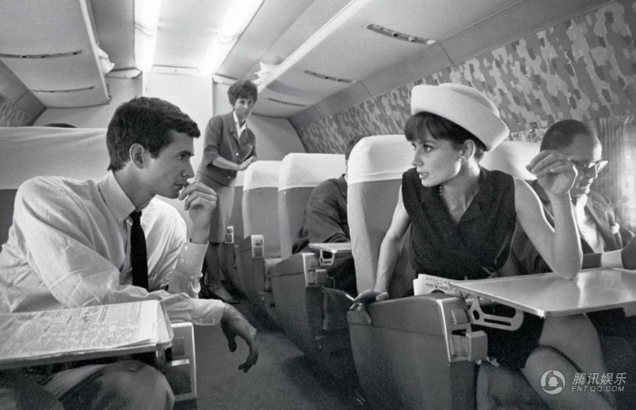 3. Актриса Одри Хепбёрн и актёр Энтони Перкинс в самолёте. Великобритания. 1962 год. история, кадр, фото